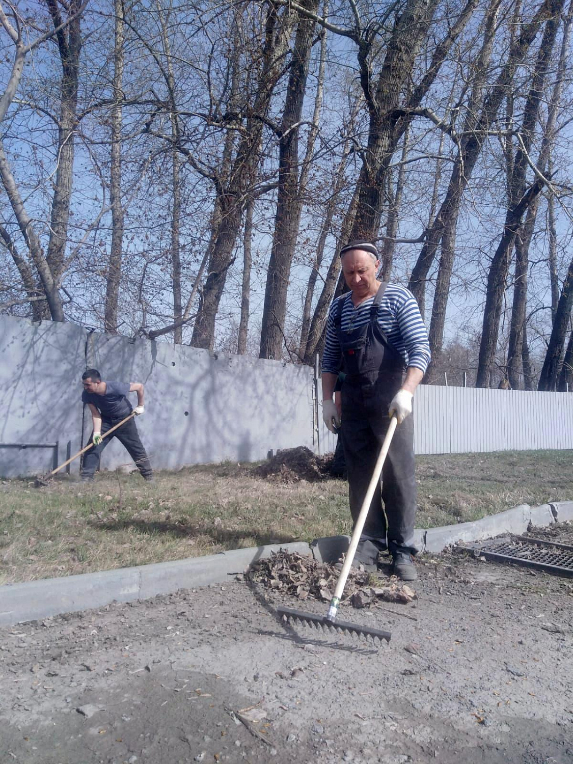 Провели субботник на заводе